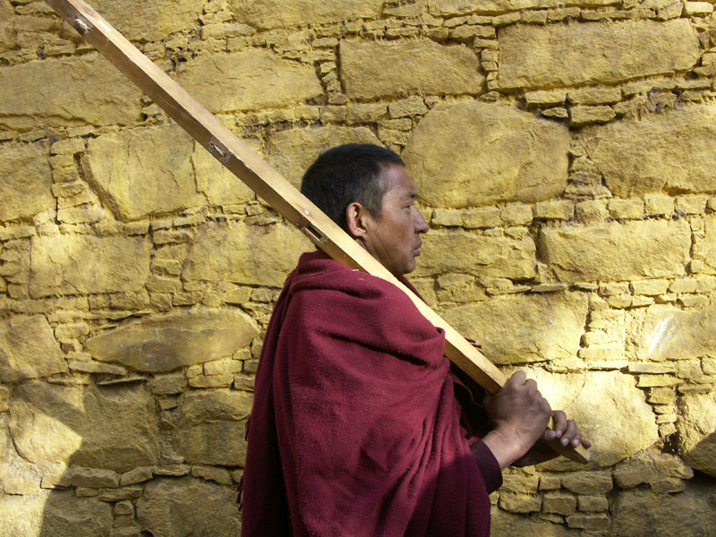 色拉寺內維持規律的鐵棒喇嘛（改持木棒）
