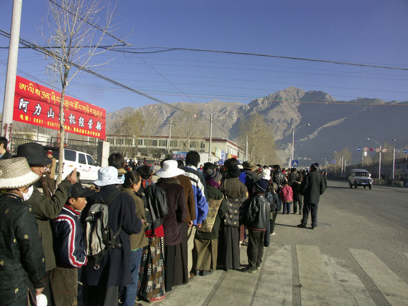 我開始排隊的路口,色拉寺就在前方靠右(視線外)的山腳下