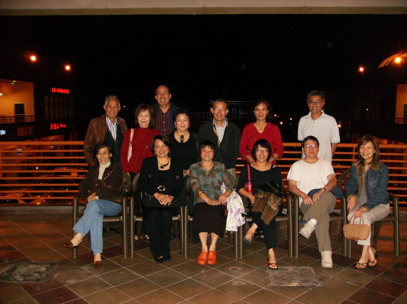前排左起：謝美瑜，吳平原夫人，辜淑文，陳文珊，龐學禹，郭允瑩
後排左起：韓漪，謝安琪，吳平原，童小南，謝盛德，張世英，張開朕。