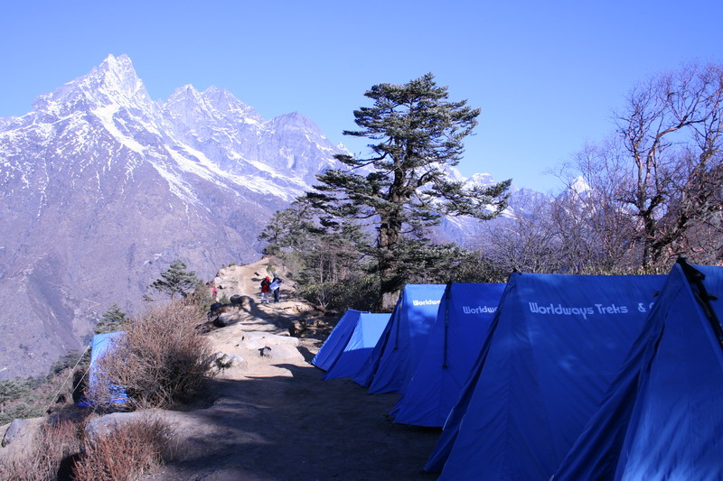 四周皆山景的美麗營地在Tengboche