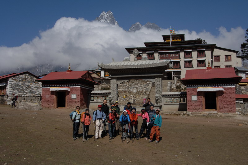 走了好多天回到Tengboche,擺個姿勢表示還很勇呦