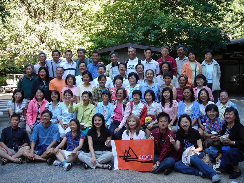 團體照(照片中有51人，沒包括小孩及尚在忙碌別的事及尚在夢周公的伙伴)