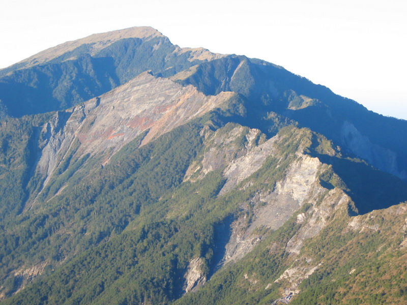 近看塔關山