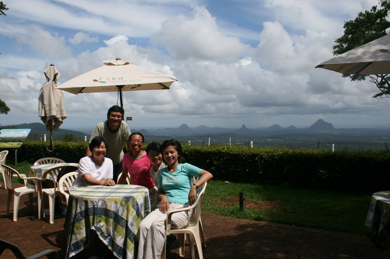 午餐時，遠望glass house mountains