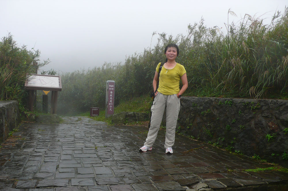小油坑登山口,小雨時下時停,涼快得很