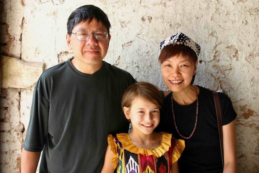 龐學禹、郭允瑩與維族少女。還真有點母女臉，只是肯定不是這個老爸生的。