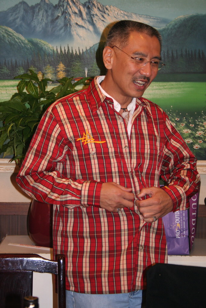 型男阿貴一向是最佳 "魔豆"，獨一無二的會服，保證不撞衫喲！