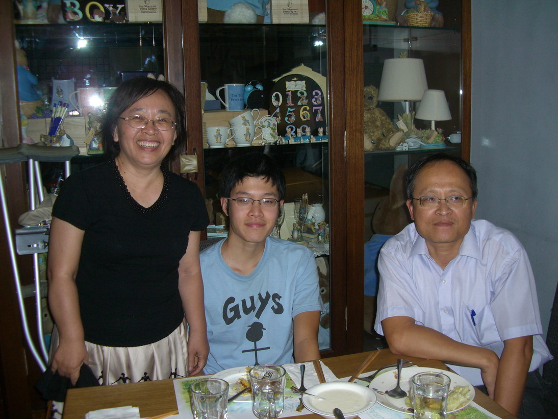 力平媽搭高鐵趕路忙，與副官父子合影。