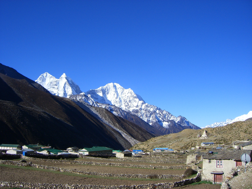 KangTega East(6779m)left 1 and KangTega West(6685m)left 2; Thamserku(6608m)right. as seen from Dingboche(4260m)2011,5 21上午
