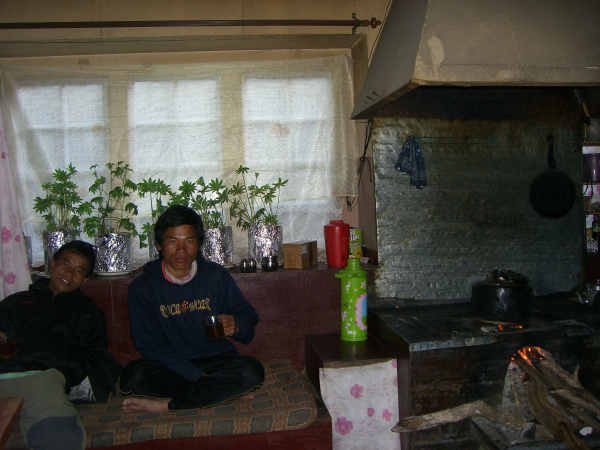 The Fire Namaste Lodge Pangboche(3950m).2011,5 20 早晨