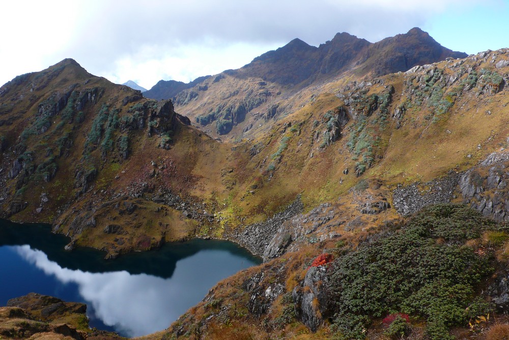 遠處三山峰就是我們要前往的神山－－孜大布日