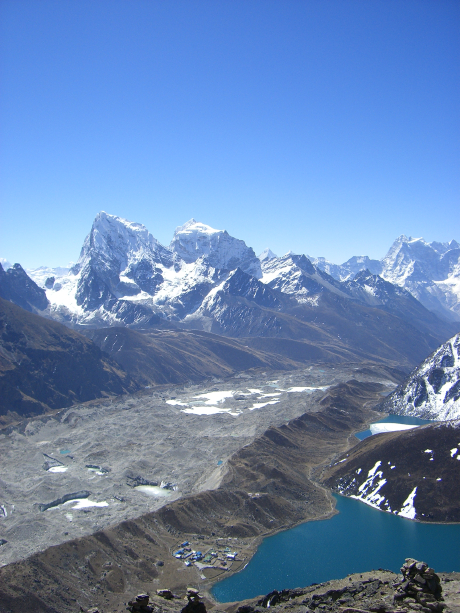 Cholatse 6335m, Tabuche peak 6495m and Gokyo Lakes 2012,5月2日 photo by z.en