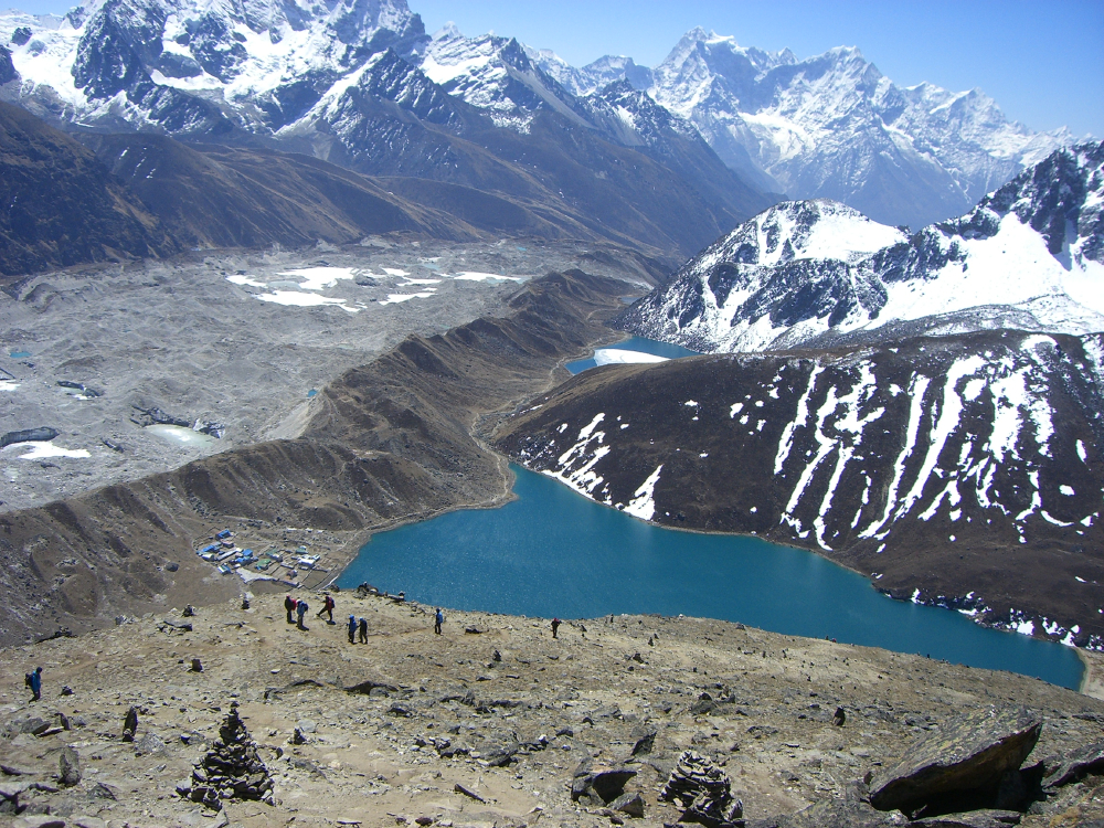 the spots are team Taiwan and their Guides.., Ngozumba Glacier and Gokyo lakes in background 2012,5 2 photo by z.en