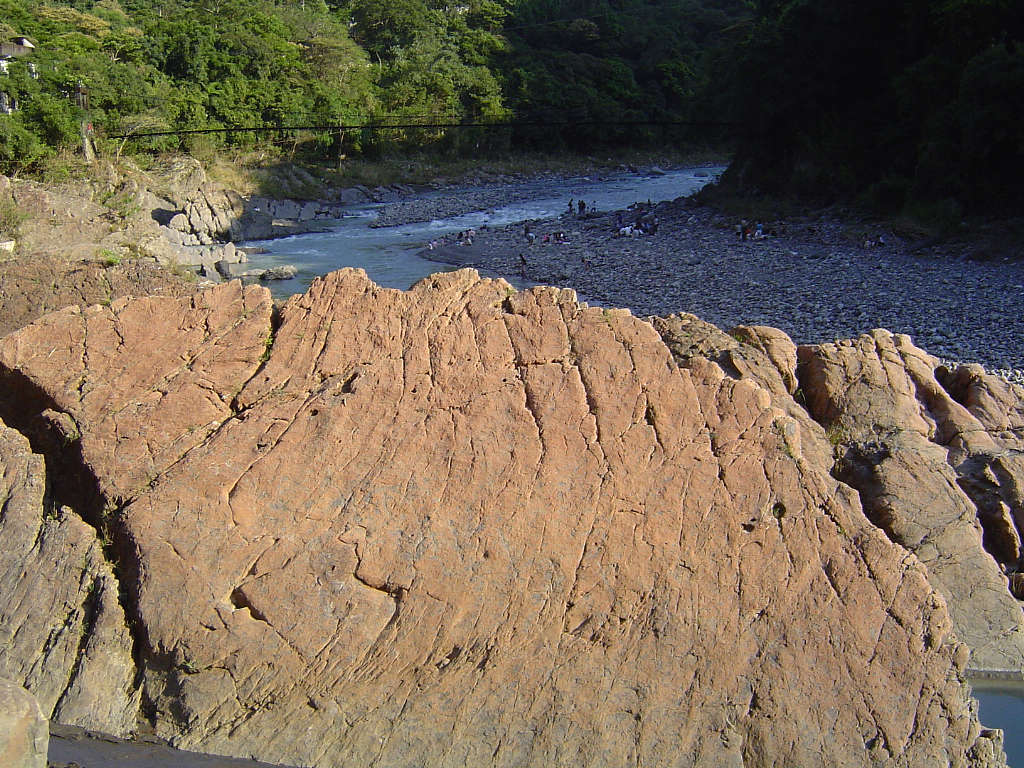 名符其實的"紅河谷", 經由後方的吊橋跨越南勢溪往加九寮溪出發