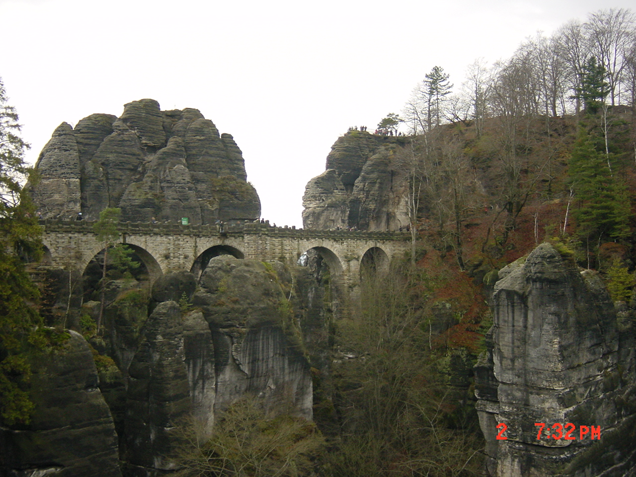 架在岩壁間的的石橋 有幾分”臥虎藏龍”電影場景的味道