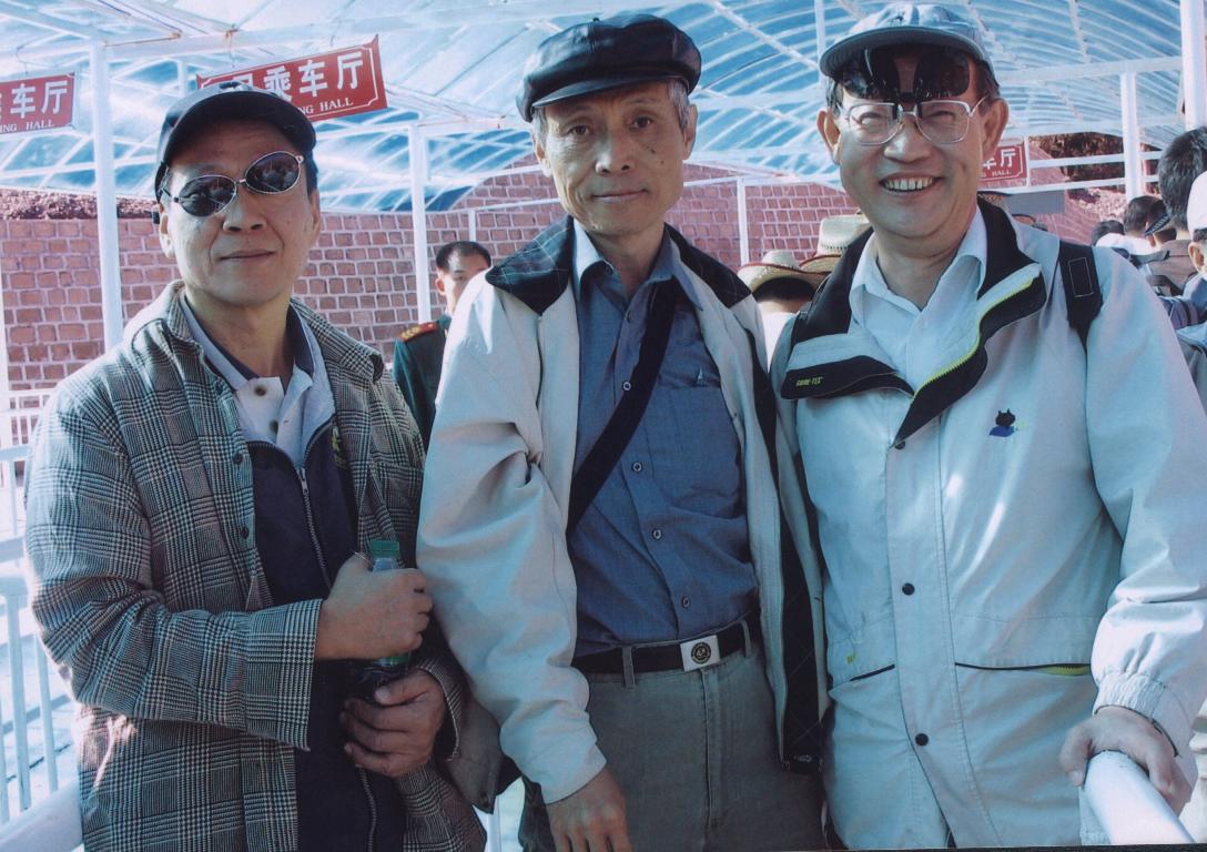 來到新疆，伙伴們造型也受到潛移默化，
右--老周：敦煌「飛天」式新型墨鏡，價值20元。
中--老王：航行大海靠舵手，「主席」式扁帽。
生在烏魯木齊的老馬自然不甘落後，嘿，這是什麼碗糕？原來只是眼鏡被踩了一腳！