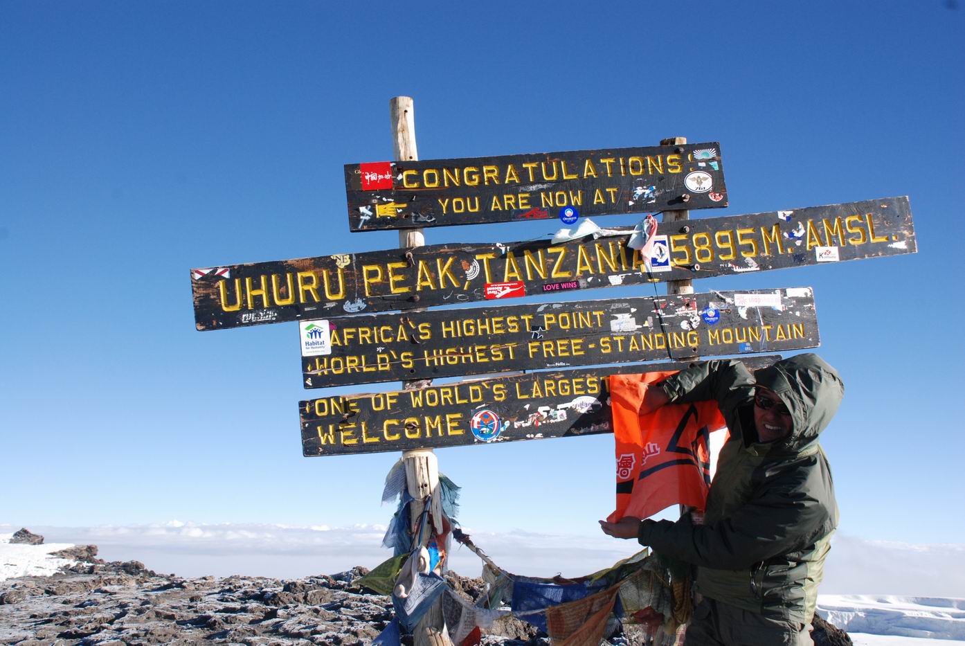 李昆明在非洲第一高峰(5895m)與社旗奮鬥。