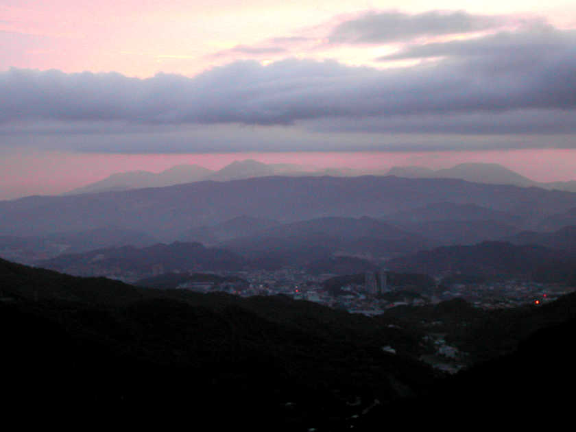 下磐石嶺前的夕照，遠方為大屯山群。