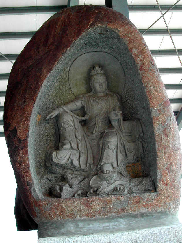 光明禪寺前涼亭裡的佛龕。