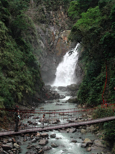看著在「平和吊橋」後的第二瀑。