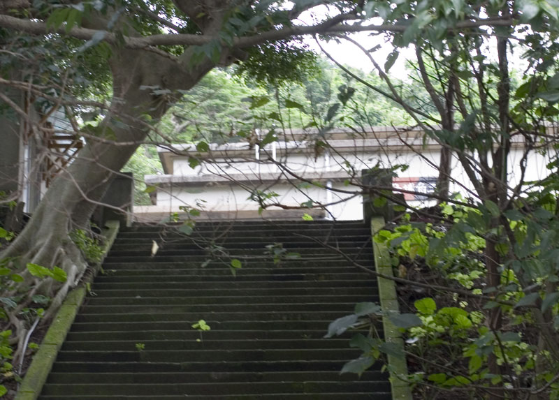 大門深鎖的三角埔發電所(隸屬自來水處), 現已停止運作. 三角埔是天母舊名. 從前大水管的水就是送到這兒來發電的.