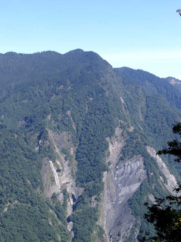 D4_源自五岩峰_大濁北上源的兩百米巨瀑. 在等高線圖上「認識」她已經十多年了, 今天終於一解相思之苦.