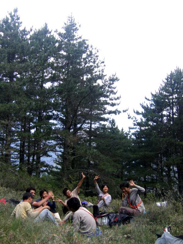 D4_「快樂」的束穗山山頂, 本以為這裡便是逸樂的開始, 誰知束穗山頂前後的密密杜鵑叢, 卻是全程最惡夢的一段路, 只山頂這塊草地, 可以故作快樂狀. ^^