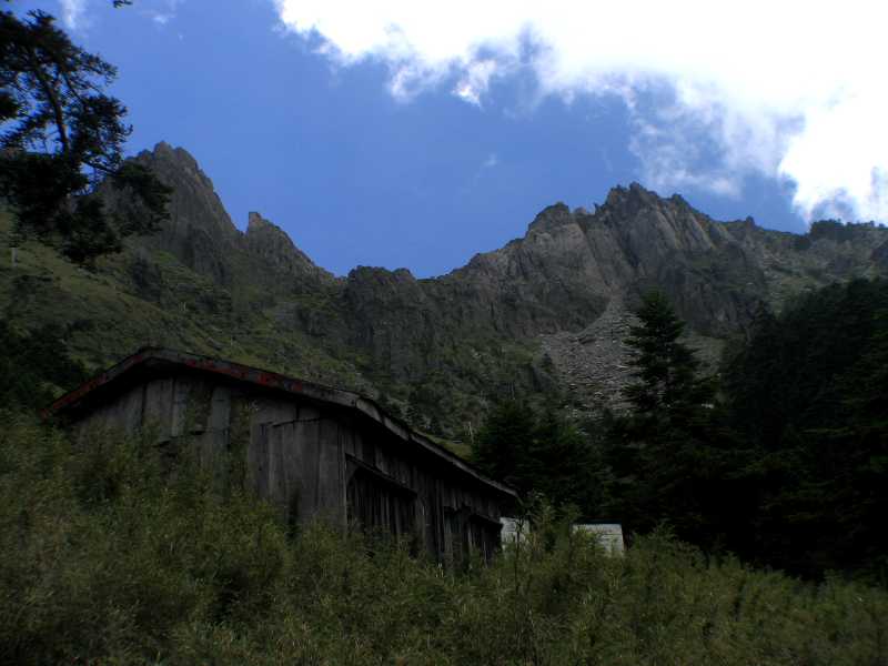D7_高山上的小木屋(背景為南湖南峰).