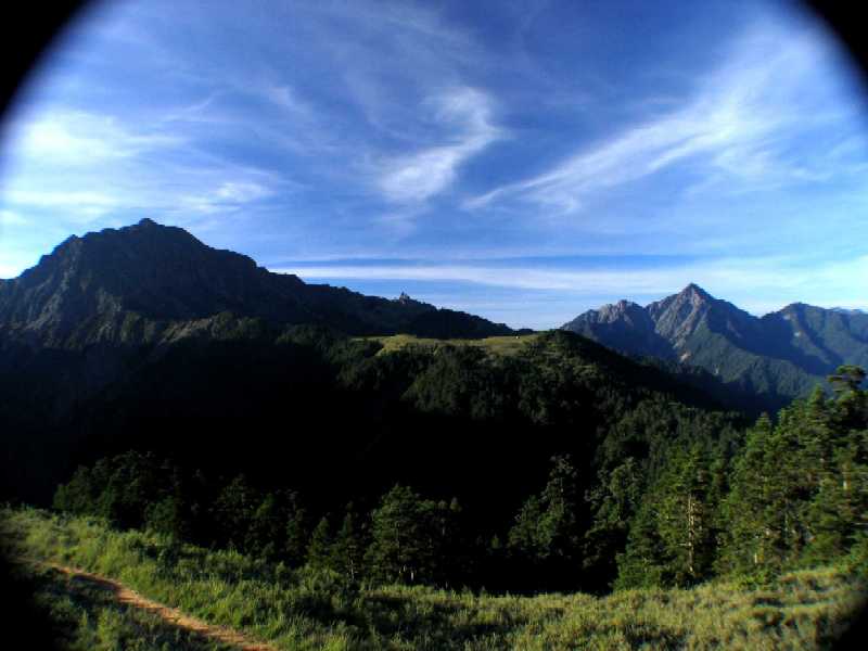 D8_從審馬陣山莊岔路山一帶看南湖中央尖. 為了趕公車, 只好在早上六點半拍下這張, 陰影的部份較多.