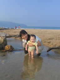 墾丁東岸的某沙灘, 剛好有條清澈的小溪在此出海.