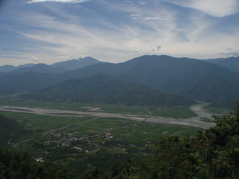 赤柯山的連外道上風景極好,俯看縱谷、眺望中央山脈群峰,心矌神怡 (此張為逆光拍攝). 遠方天際線中間偏左與中間偏右的高峰分別是新康山與玉里山.