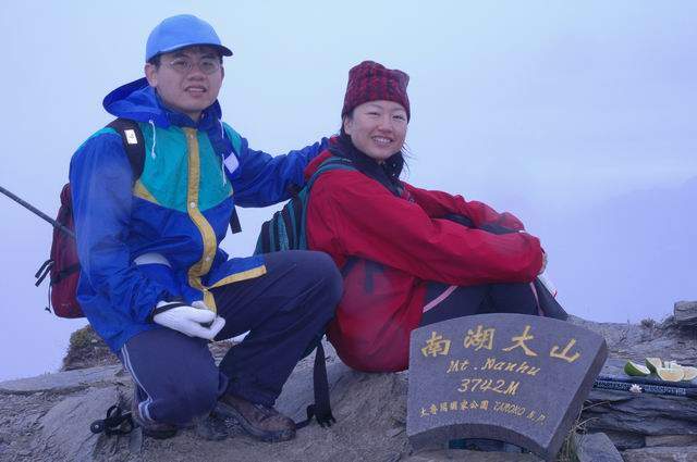 南湖大山登頂照. 十五年前是豔陽天, 而今但見遠方聖稜在雲霧開閤間隱現.