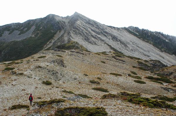 主東鞍, 遠方為碎石坡一洩而下的南湖東峰