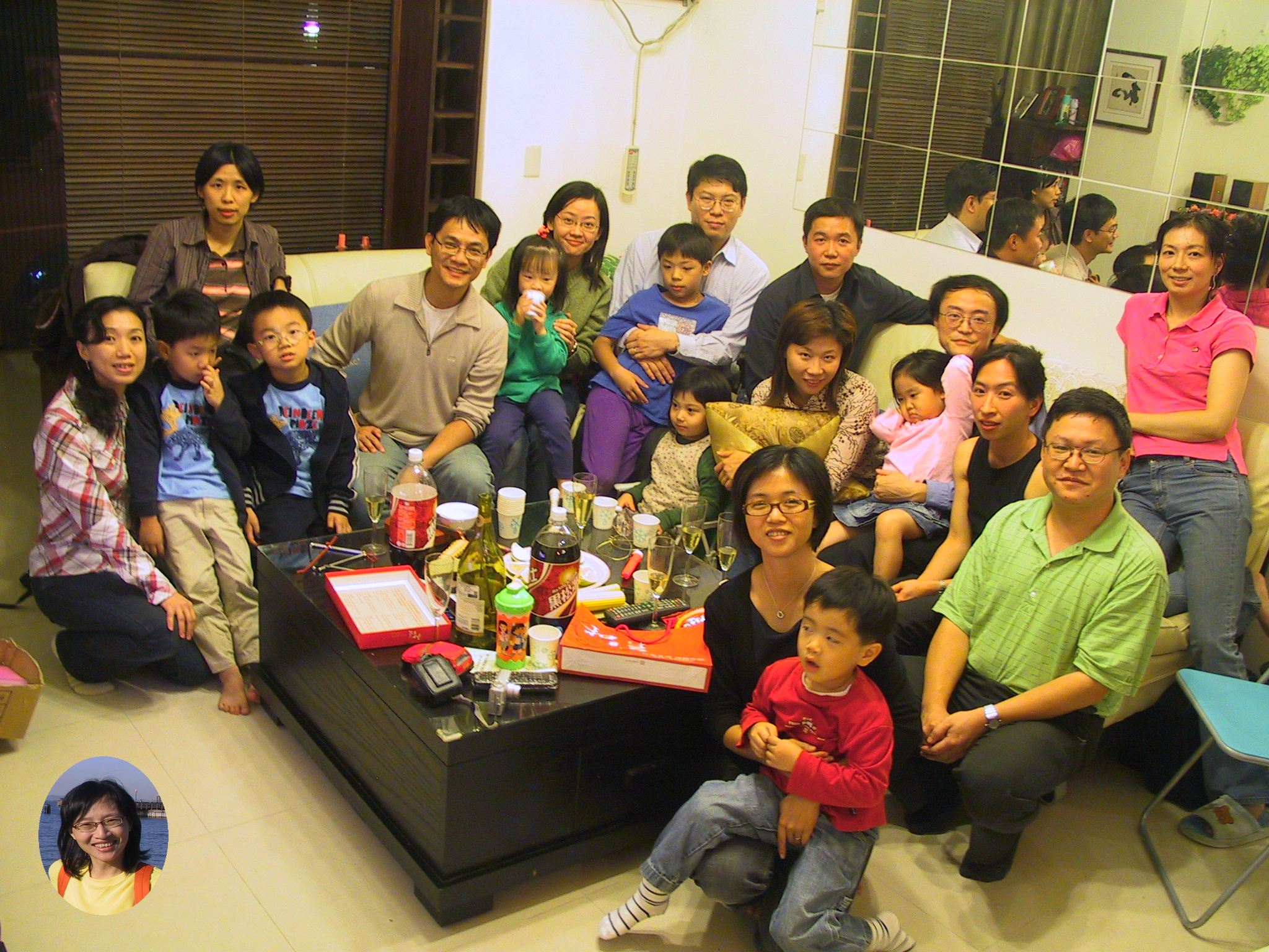 為彌補攝影師不能與大家合照之遺憾，也便於日後相見仍能相識，在照片中動了一點小手腳。