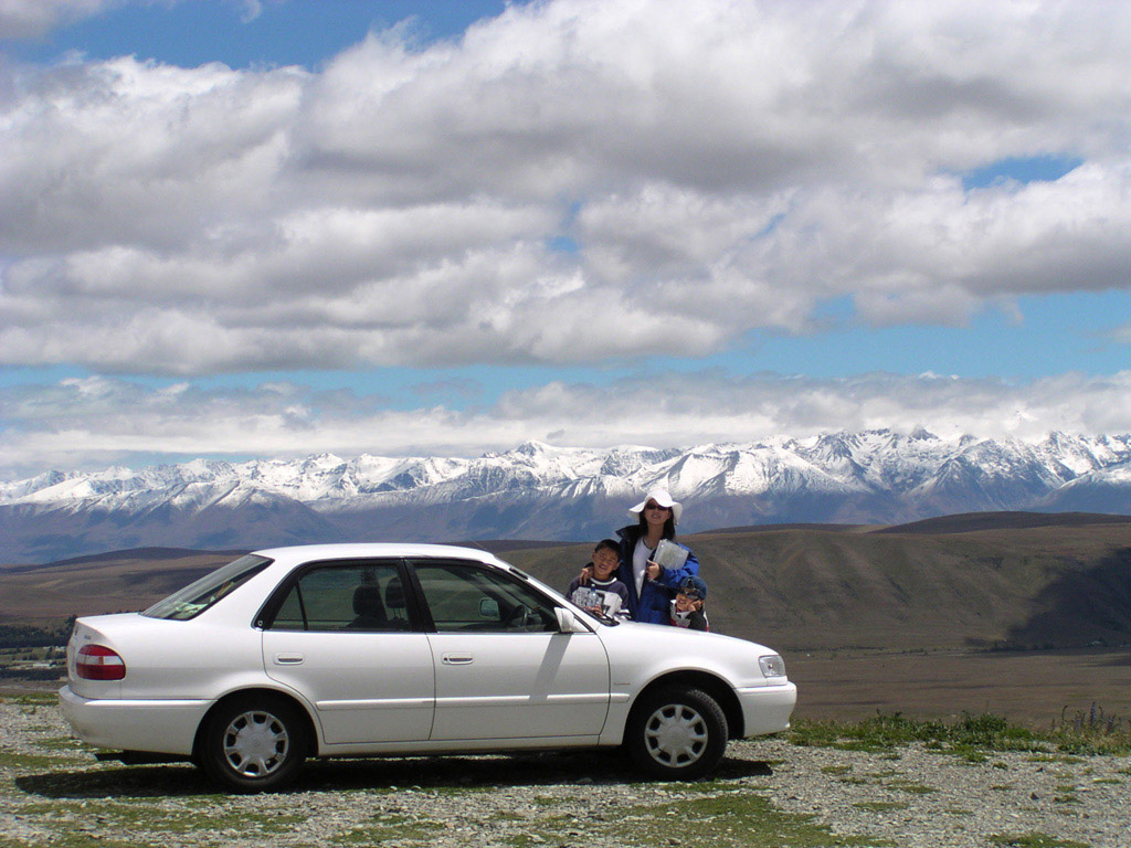 不知道是不是被車商的廣告制約了，山和車搭配的景，好像還是要配上俊男美女才對味...