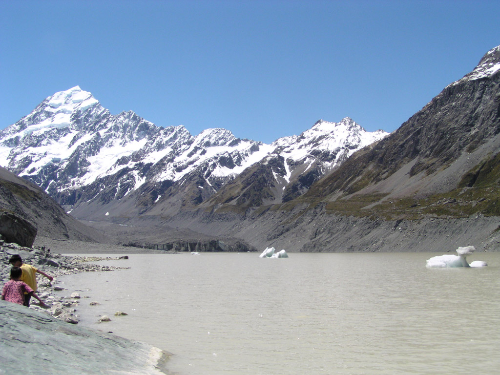 Hooker Valley裡的冰河湖，浮在湖上的是上方冰河落下來的融冰。