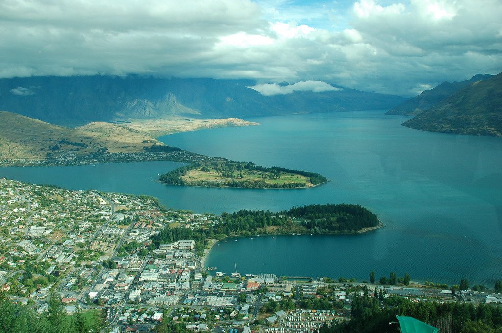 皇后鎮(Queenstown)是紐西蘭南島的第二大城，俯瞰起來不錯吧！市中心還有整片的岬角綠地。