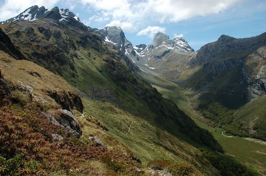 左邊的峰頭是Ocean Peak，1848公尺。右邊則是Emily Peak，也只有1815公尺。