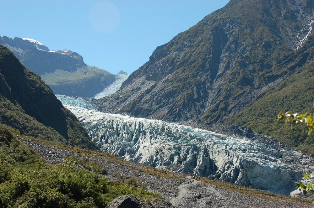 這道冰河是從Mt. Cook北稜上的高峰Mt. Tasman(3497公尺)堆積下來的。