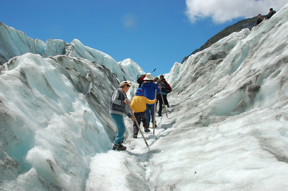 開始爬了...忘了說，登山鞋、毛襪、冰爪都是導遊公司出借的。