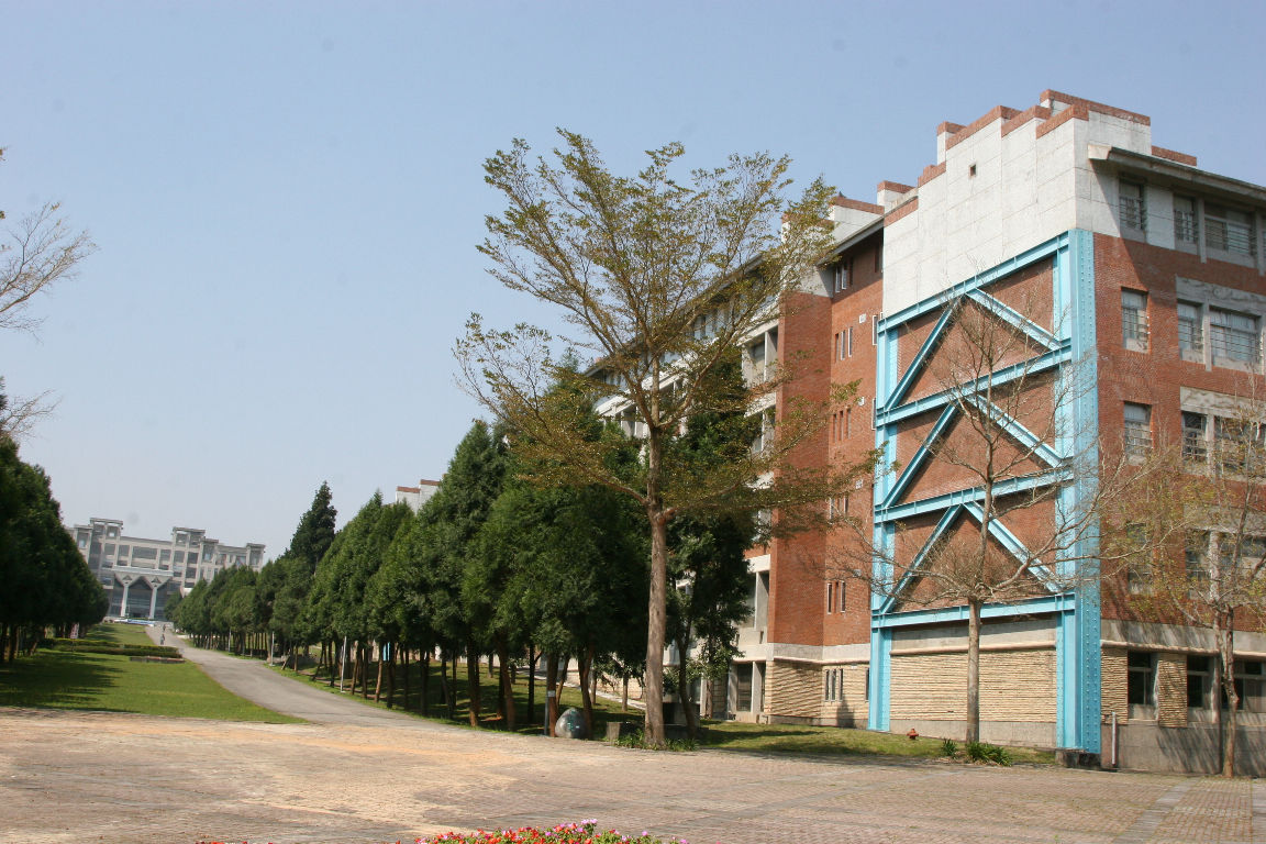 右側建築物, 經 921 後有受損, 故用鋼樑補強!