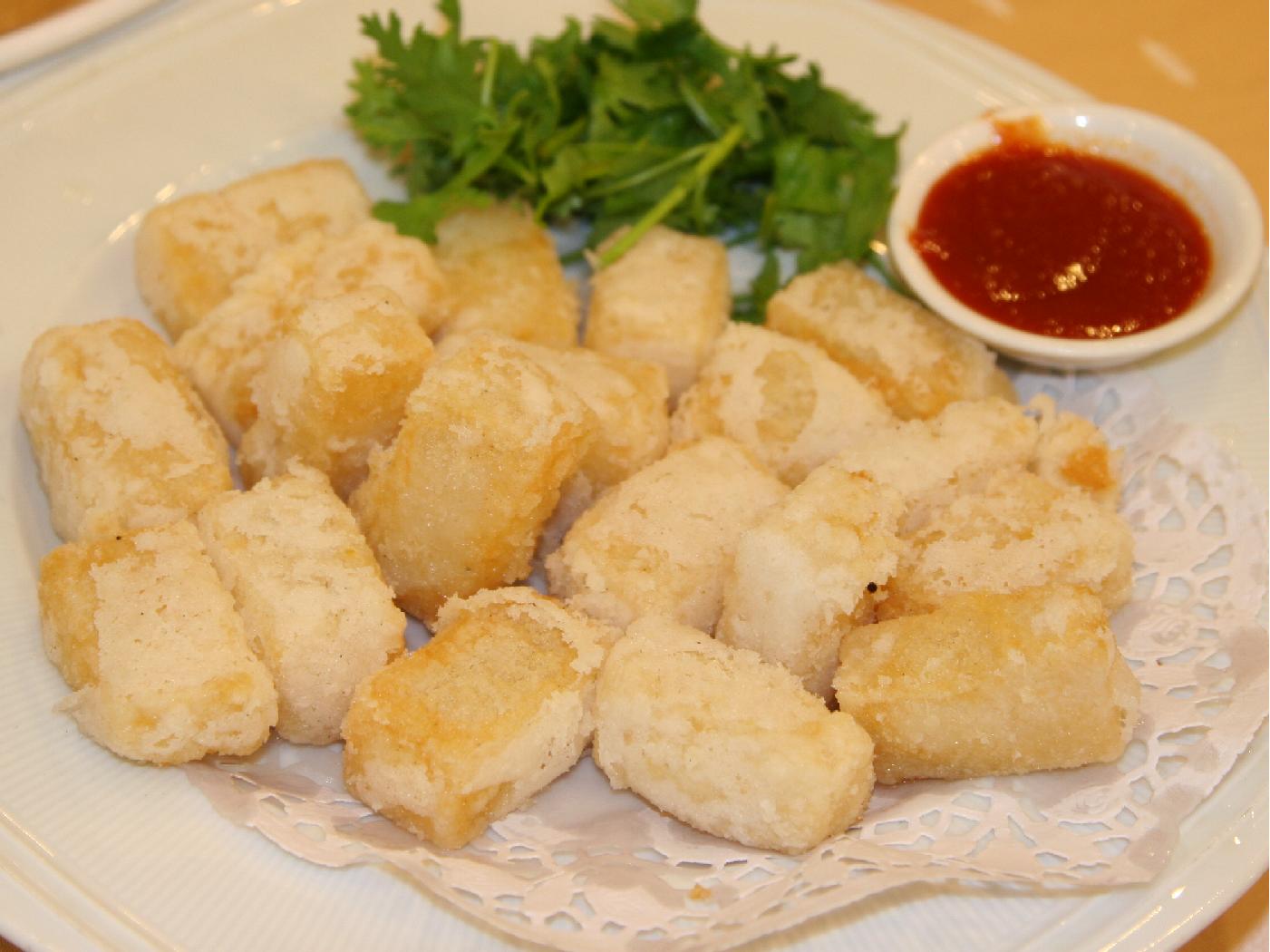 中午先在宜蘭渡小月餐廳集合, 享用美食.  圖中為宜蘭傳統美食 "糕渣"