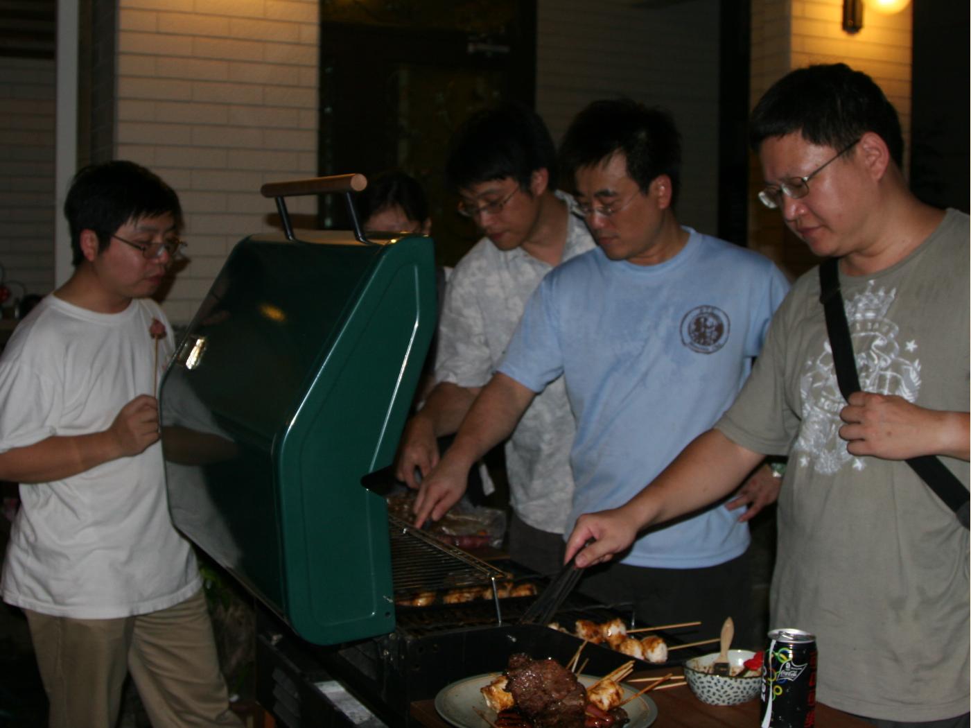 眾人認真的B.B.Q.