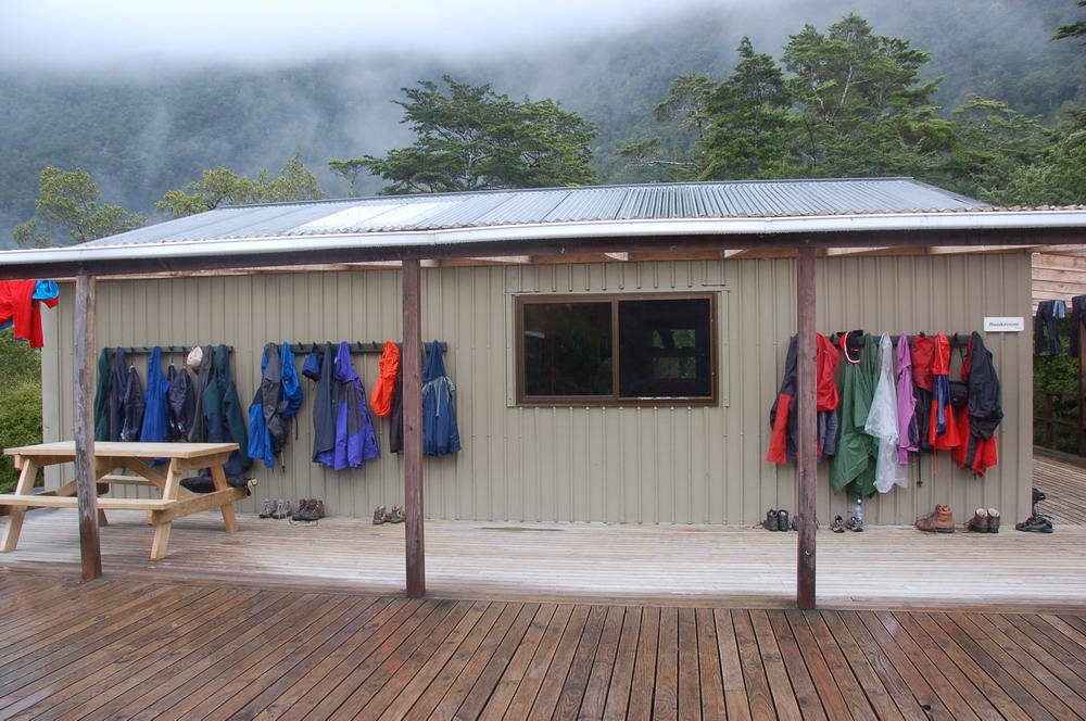 第一晚的山屋。屋外有整排的掛鉤，專門給登山客掛雨衣的。