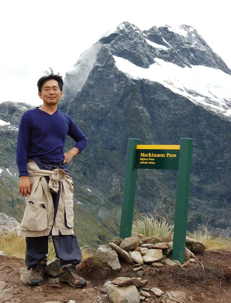 站立處即為Mackinnon Pass(1154m)，背後的山是Mt Elliot(1990m)和Jervois冰河。