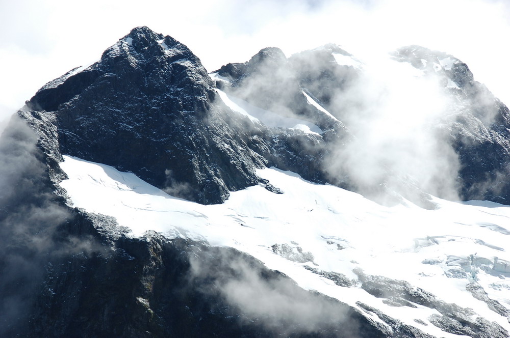 終年封冰。(Mt Elliot和Jervois冰河近景)