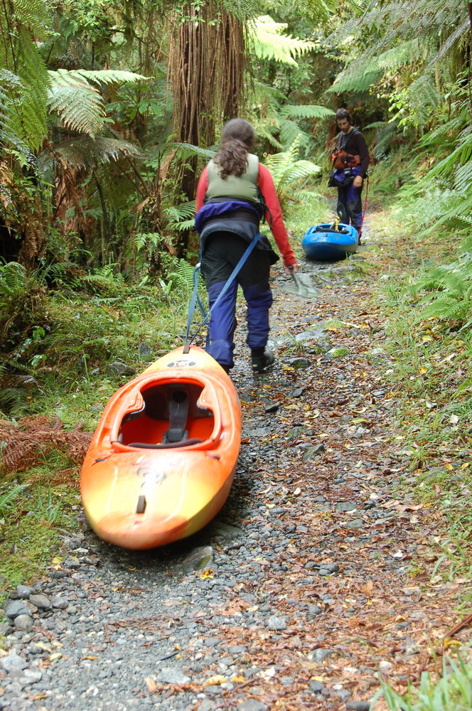 我們是健行，也有年輕小伙子硬是把獨木舟(canoe)扛進上游再泛舟(rafting)下來的。