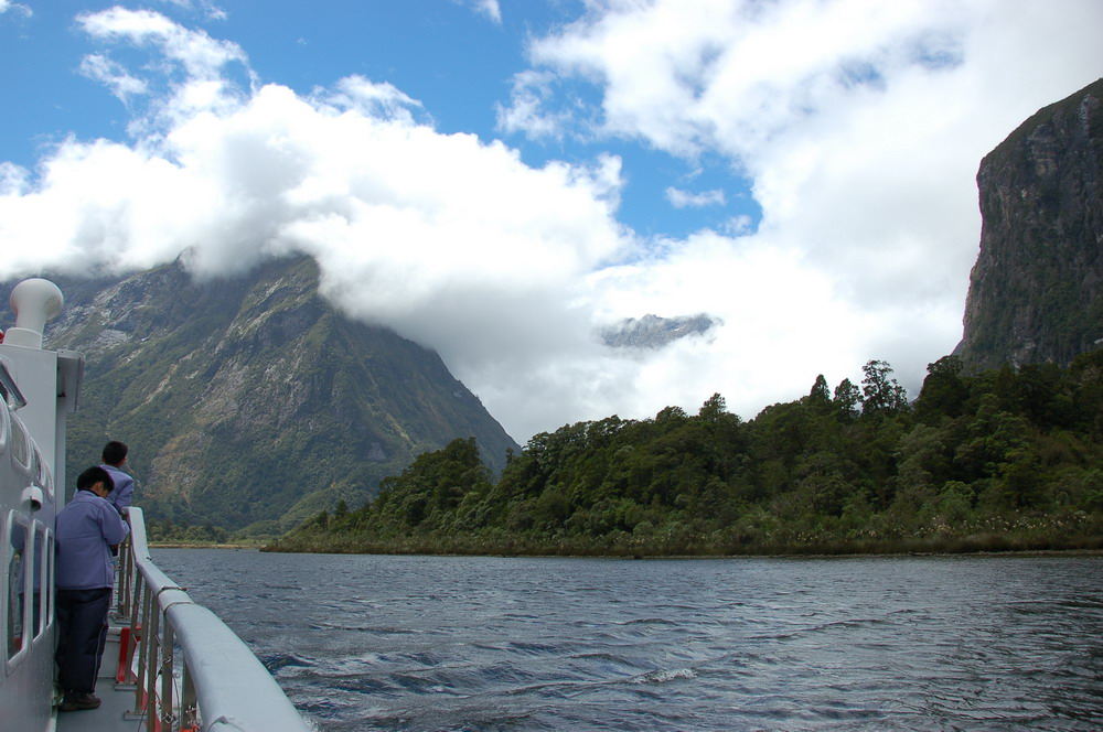 轉出這片U型的冰河谷，就抵達此行的終點Milford Sound(米佛峽灣)了。這的的確確是個值得一遊的世界級步道(所以細節照片沒放，就等你自己來看了)。