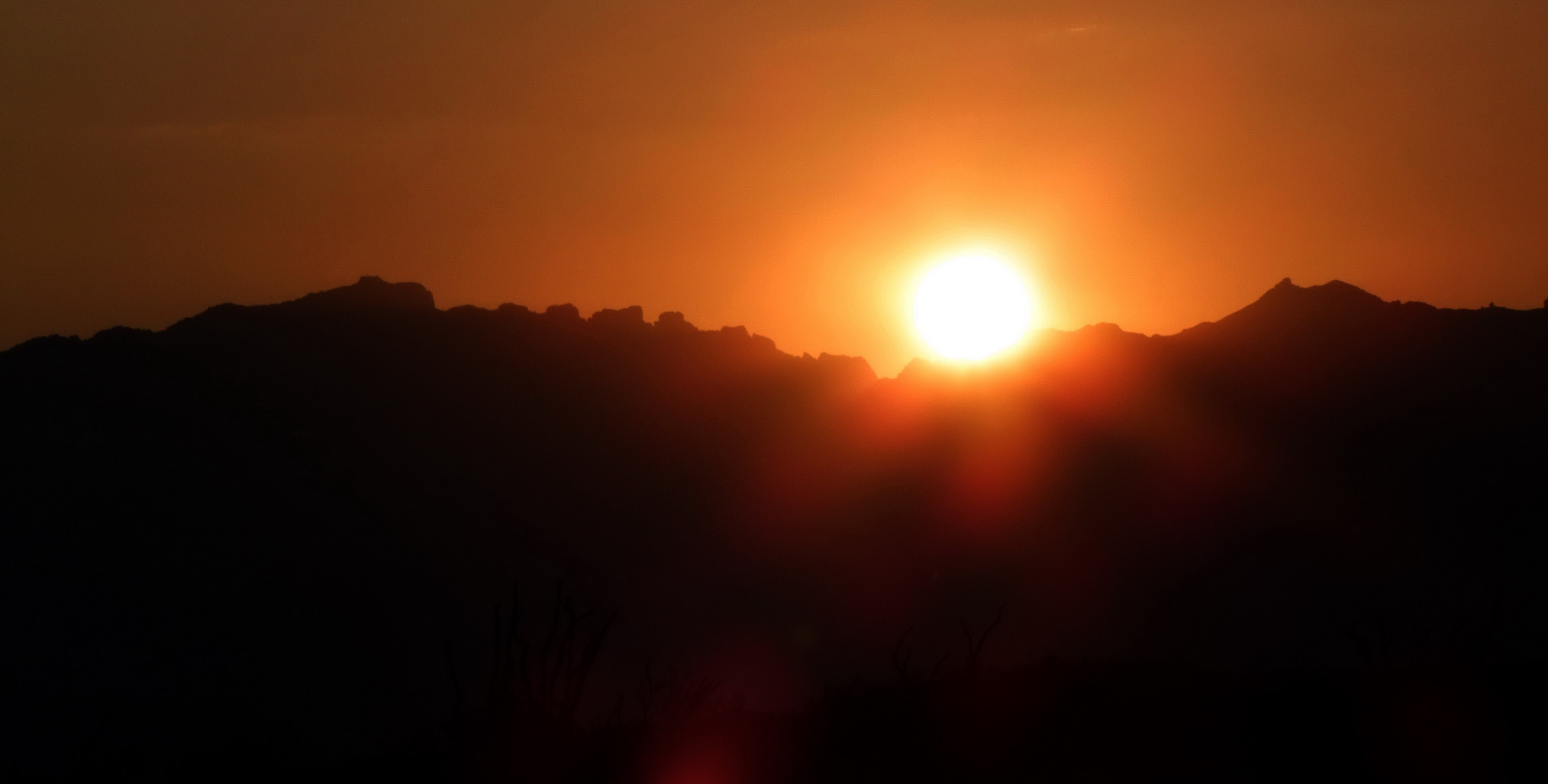 從公路往平地隆起的Chisos Mountain，正好遇到太陽準備下山