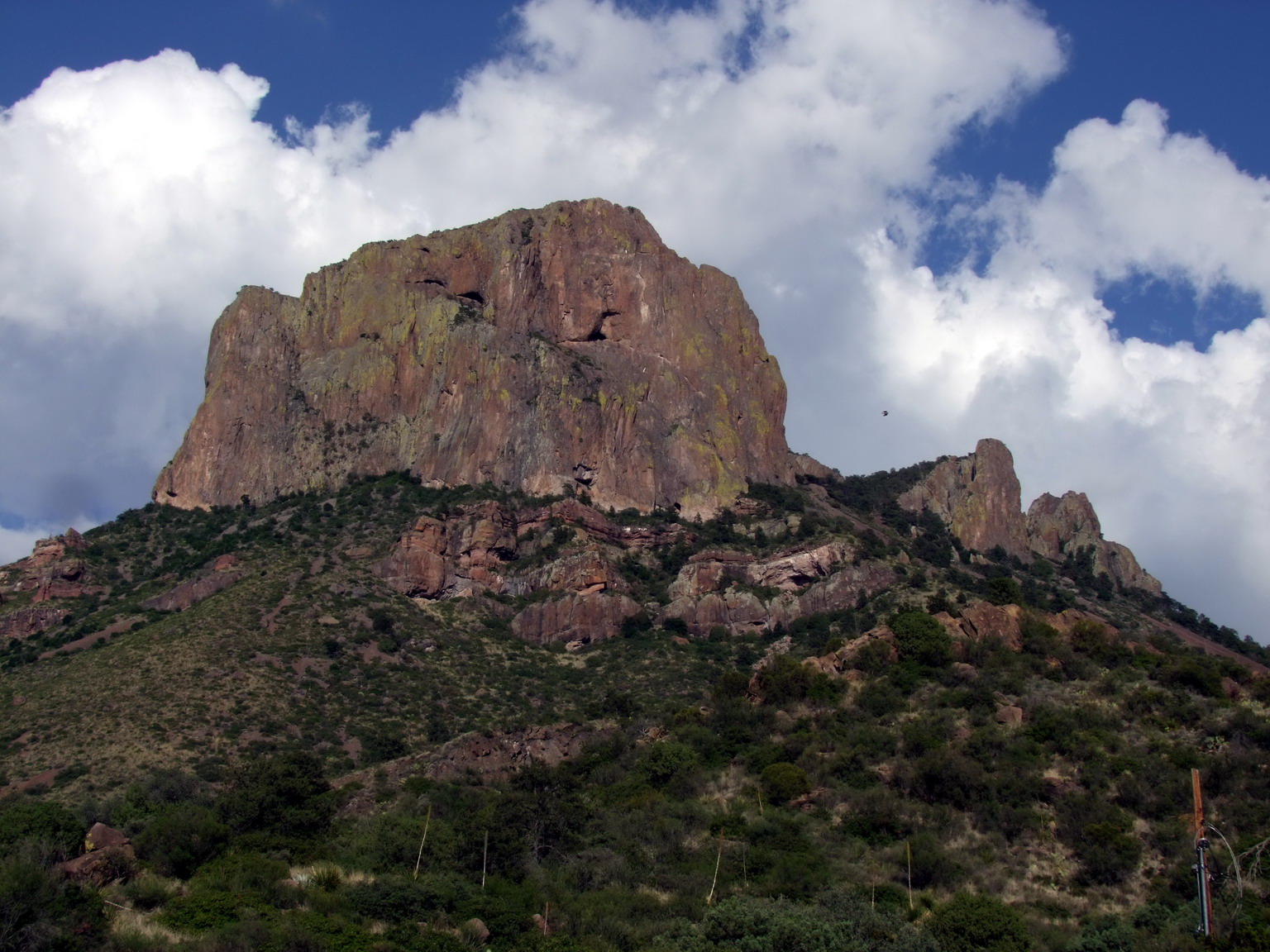 Casa Grande，高度2233m，是Chisos Mountains著名的地標，周圍的山幾乎是以他為中心圍繞著